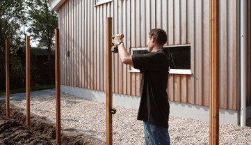 Stap 4: Boor de gaten voor de bevestigingsbeugels